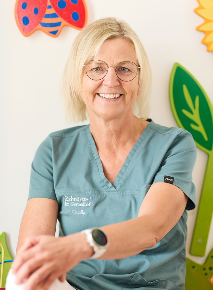 Claudia Poschinger, ZFA, im Team der Zahnärzte im Gesundhof