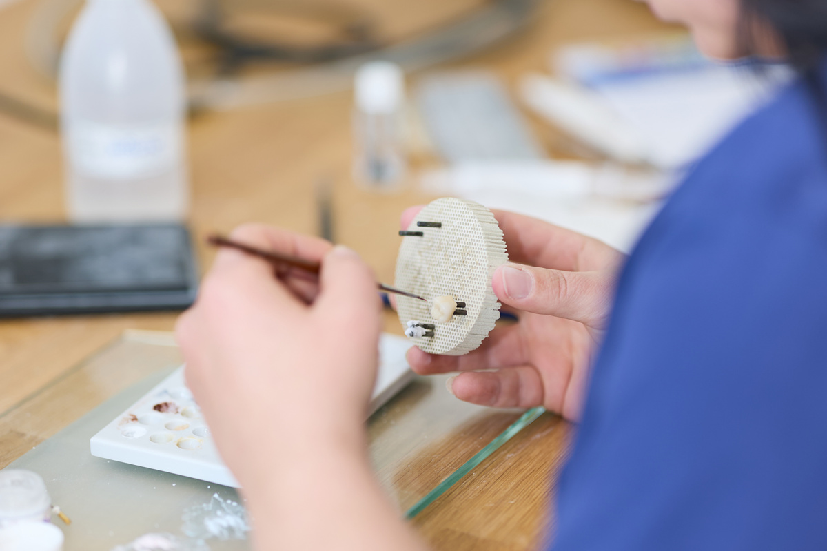 Individuelle Zahntechnik direkt im Haus. Zahnärzte im Gesundhof.