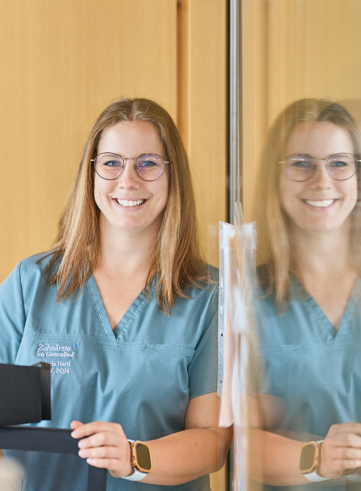 Maria Hartl, ZMV, im Team der Zahnärzte im Gesundhof