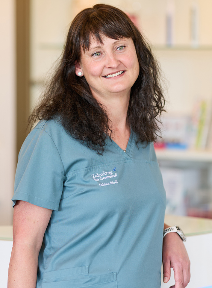 Sabine Riedl, ZFA, im Team der Zahnärzte im Gesundhof