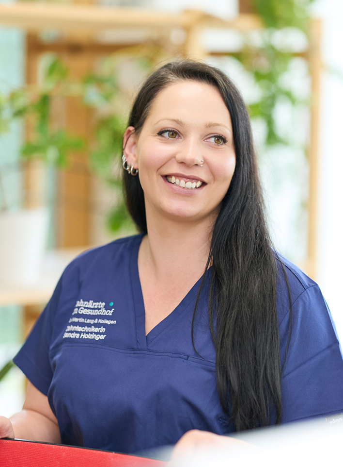 Sandra Holzinger, Zahntechnikerin, im Team der Zahnärzte im Gesundhof