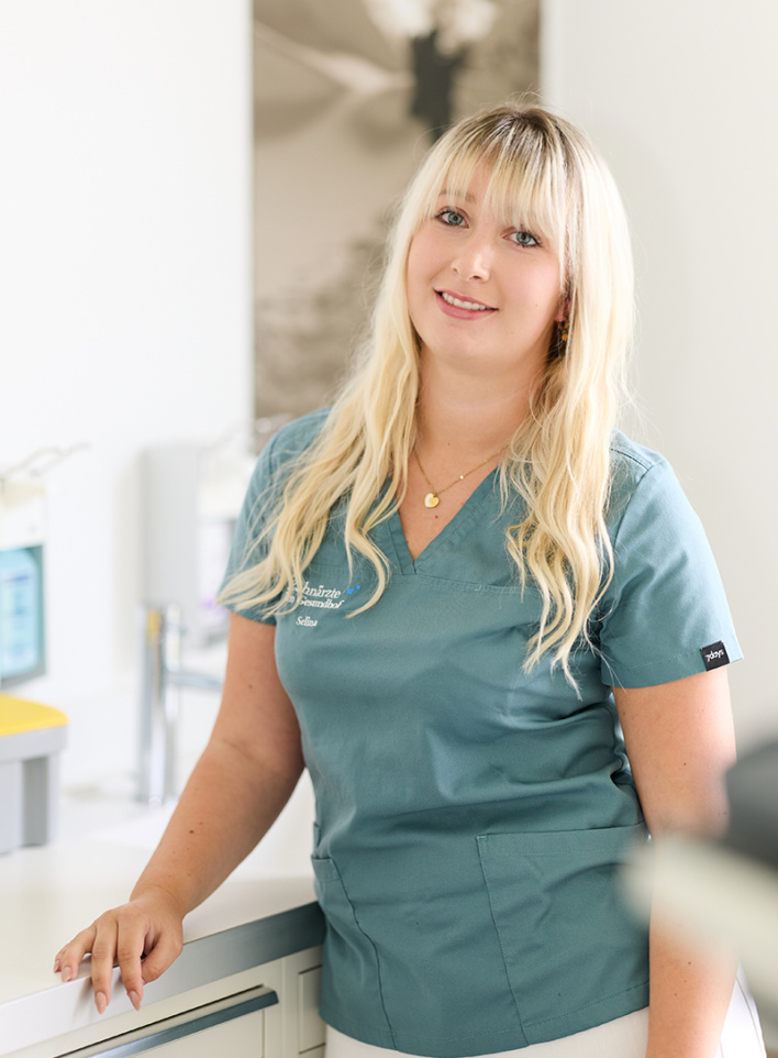 Selina Seibold, ZFA, im Team der Zahnärzte im Gesundhof